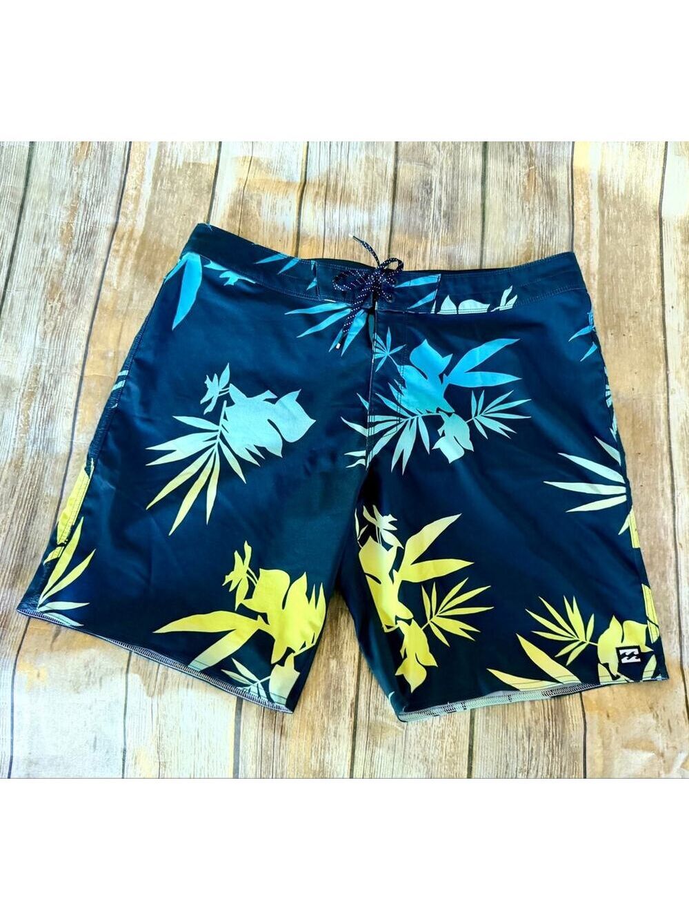 BILLABONG SUNDAY PRO BOARD SHORTS-SIZE 36